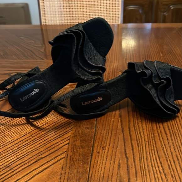 LARROUDE SELENA RUFFLE SANDAL IN BLACK RAFFIA. SIZE 5.5. - Picture 6 of 10